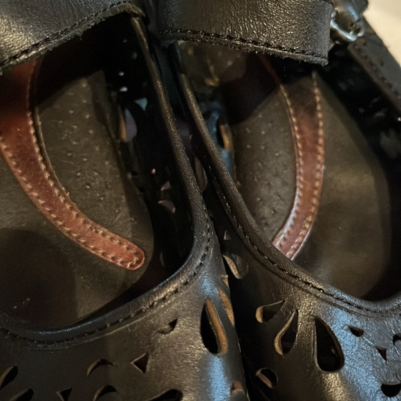 White Mountain Women’s Leather Mule Black with cutouts in very good condition. - Picture 6 of 6